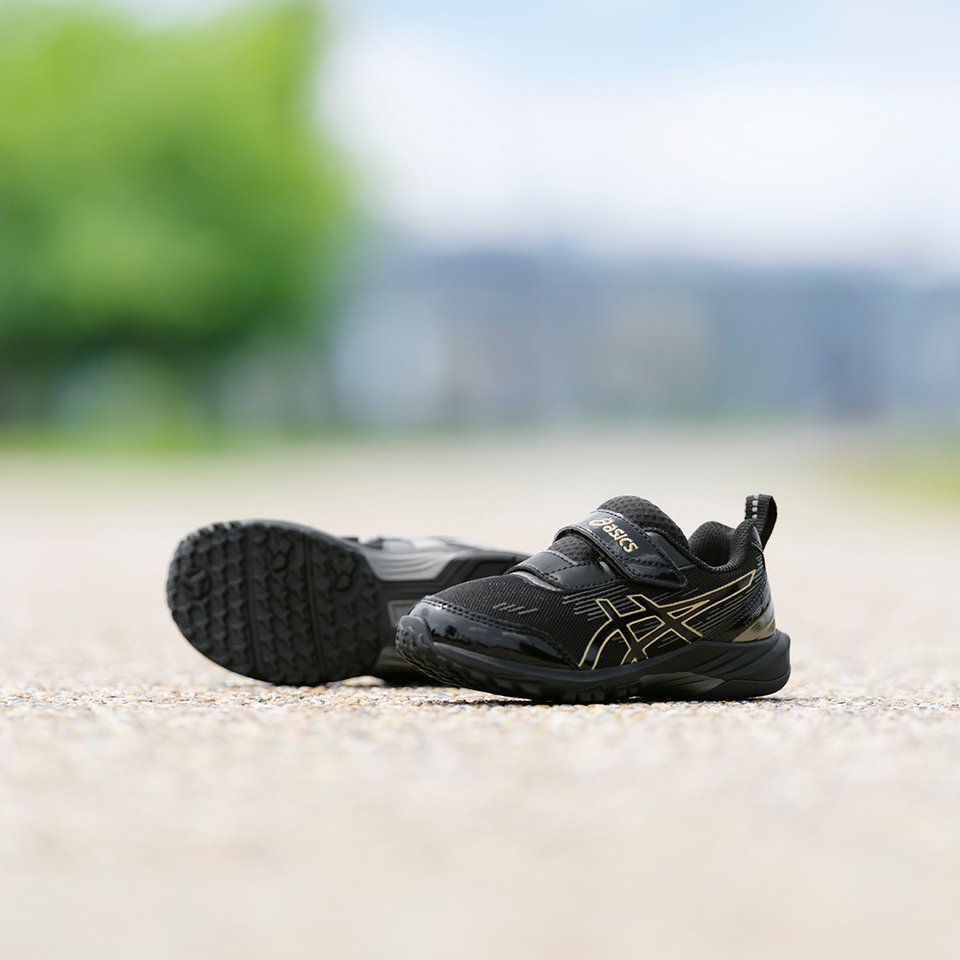 1144A417(16.0cm ブラック×ゴールド): ASICS SUKU2（スクスク