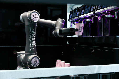 ロボットアームで“コーヒー”を抽出 JR東が東京駅に導入：1時間で約200