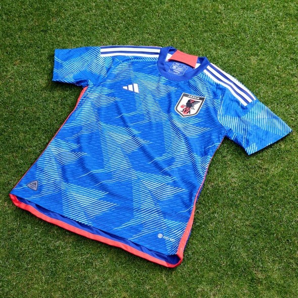 独アディダス、サッカー日本代表新ユニフォーム発表 テーマは「折り紙