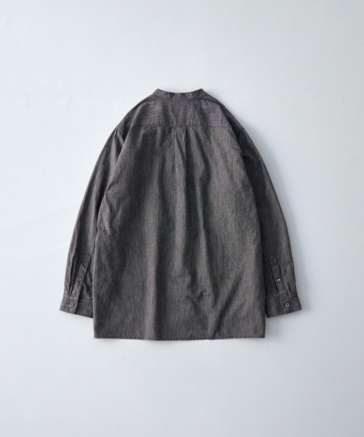 先染めコットン 杢ストライプ バンドカラーシャツ｜nest Robe