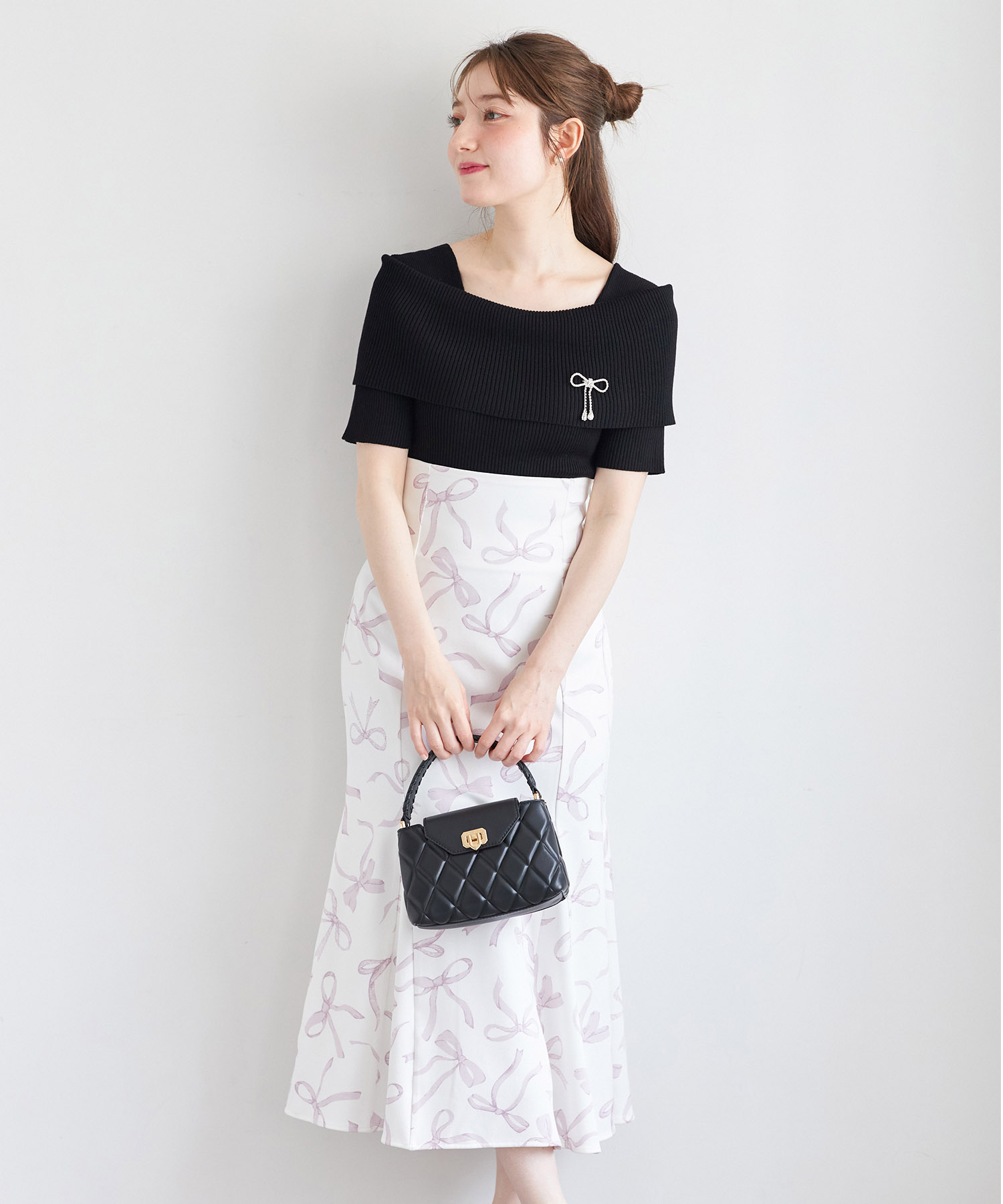 ビジューリボンブローチ付きオフショルリブニットプルオーバー