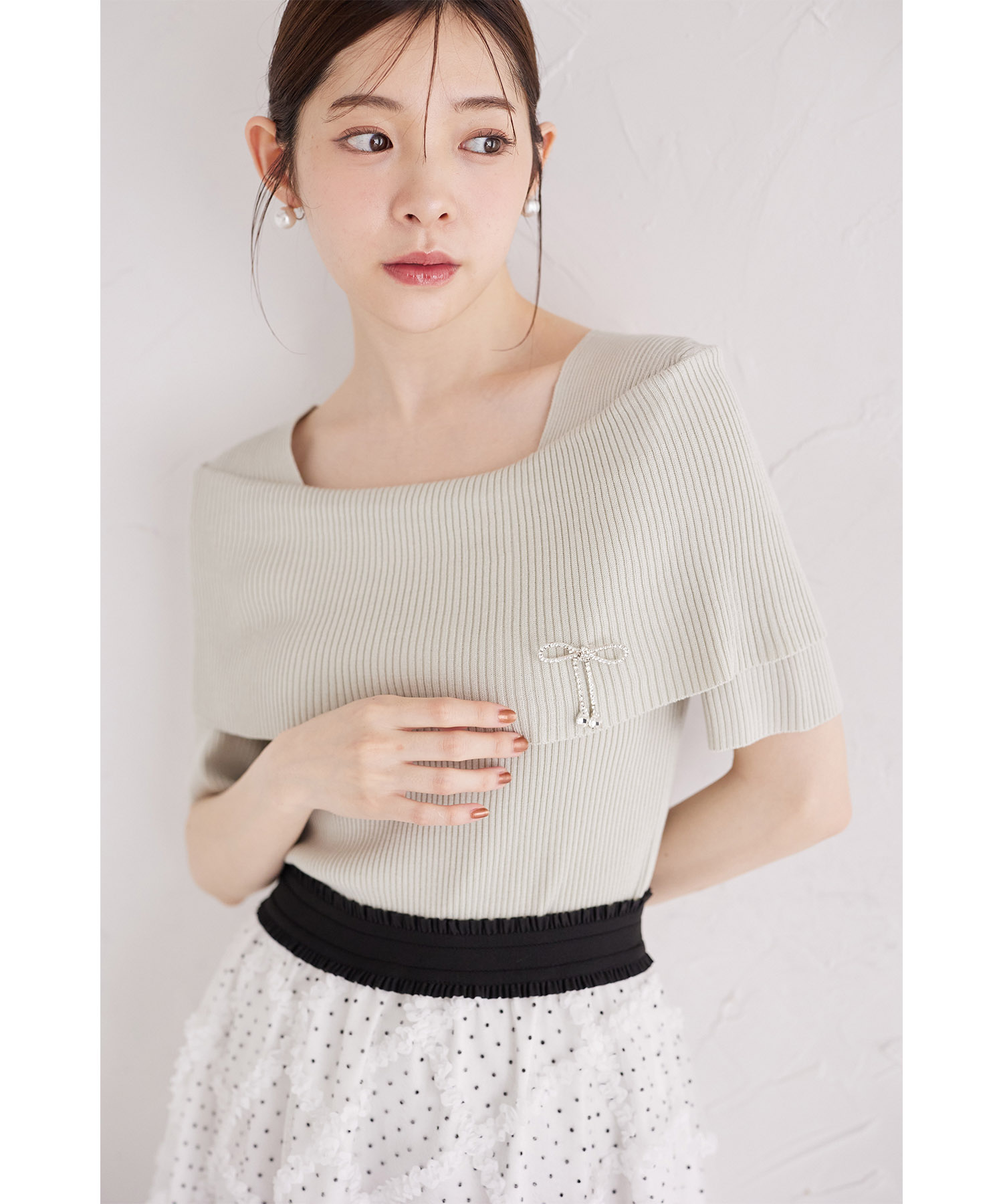 ビジューリボンブローチ付きオフショルリブニットプルオーバー