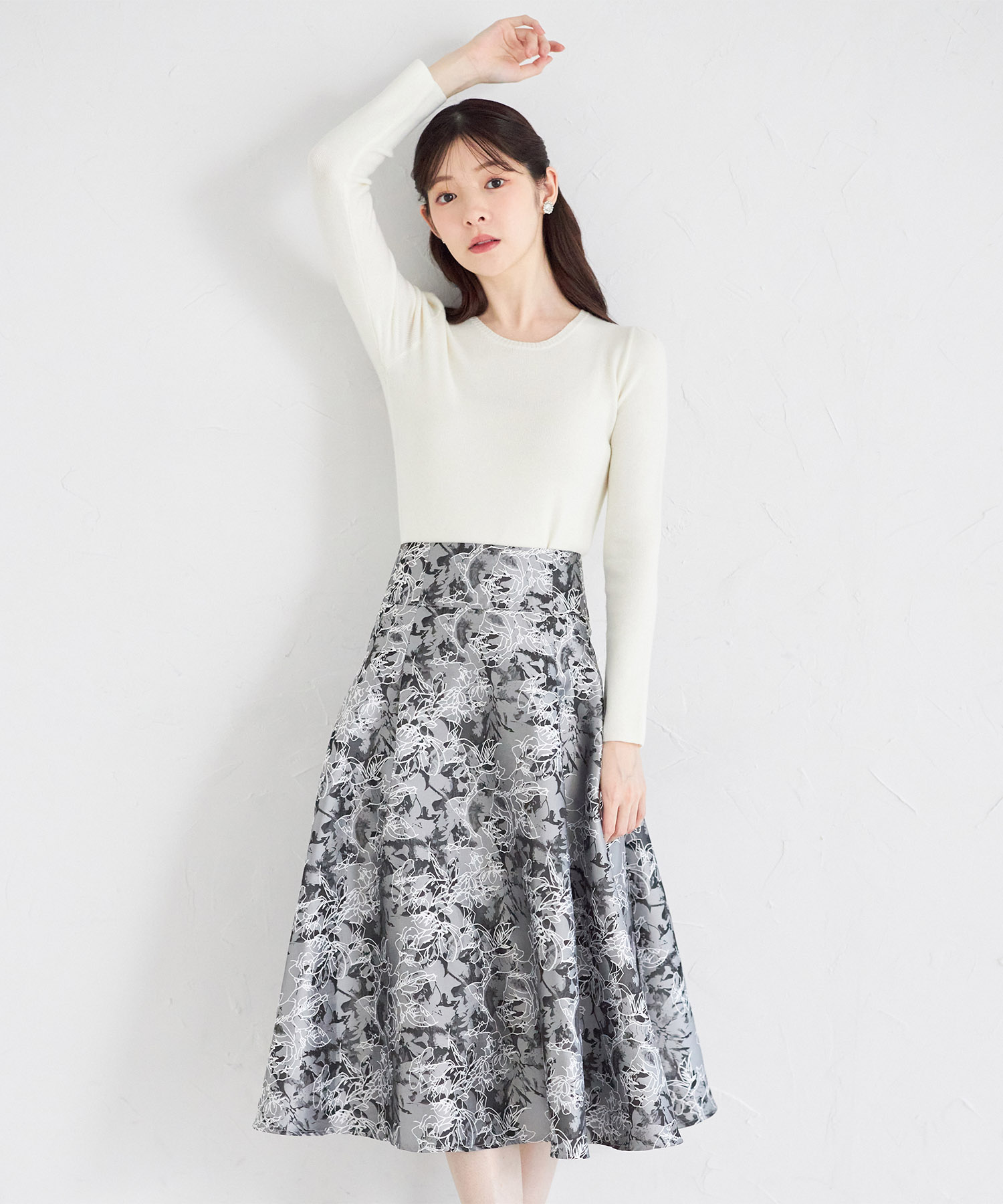 ラインフラワー刺繍入りジャガードタックフレアスカート
