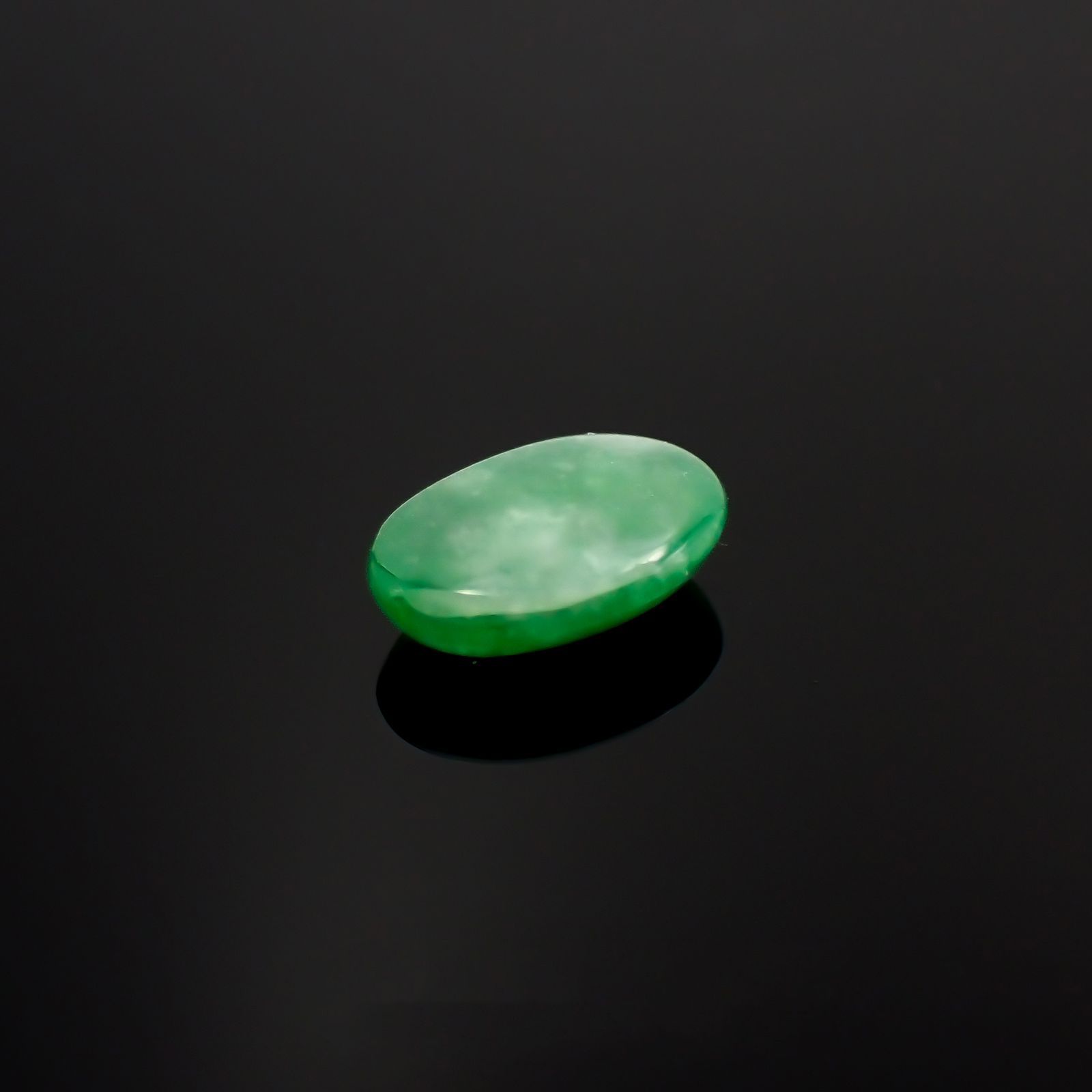 翡翠(宝石名ジェダイト(翡翠))ビルマ産 ソ付(彩珠) 1.248ct / 8.4x5