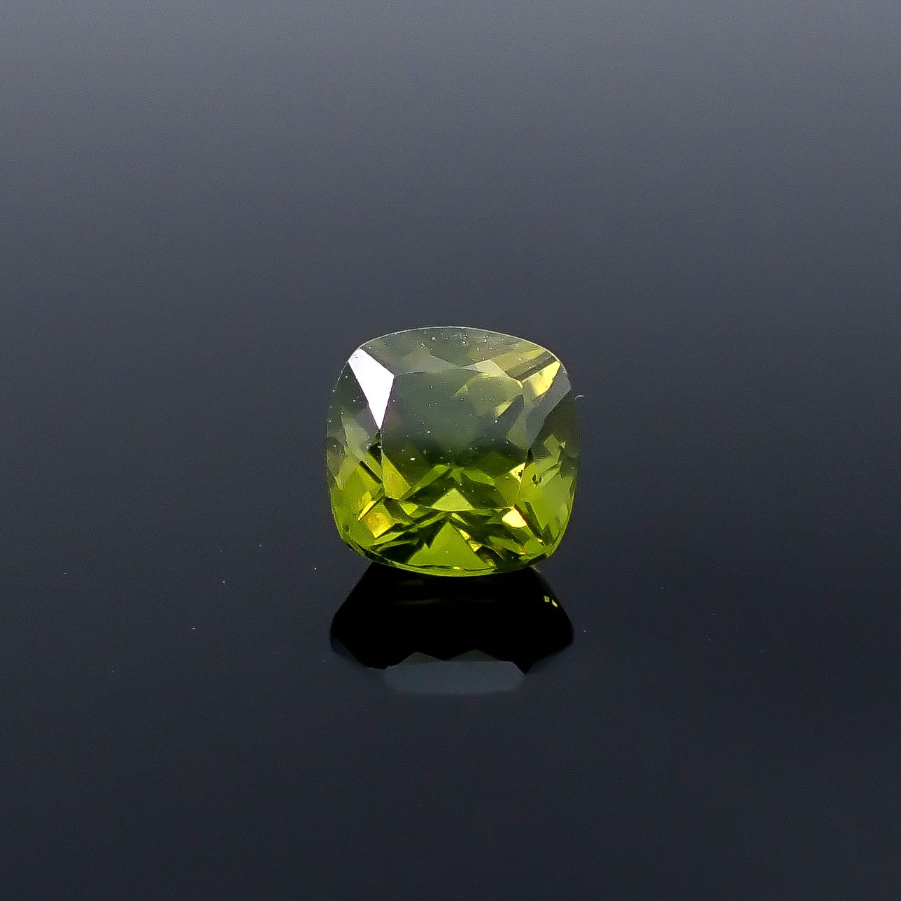 ベスビアナイト(アイドクレース) ケニア産 1.24ct / 6x5.9mm前後