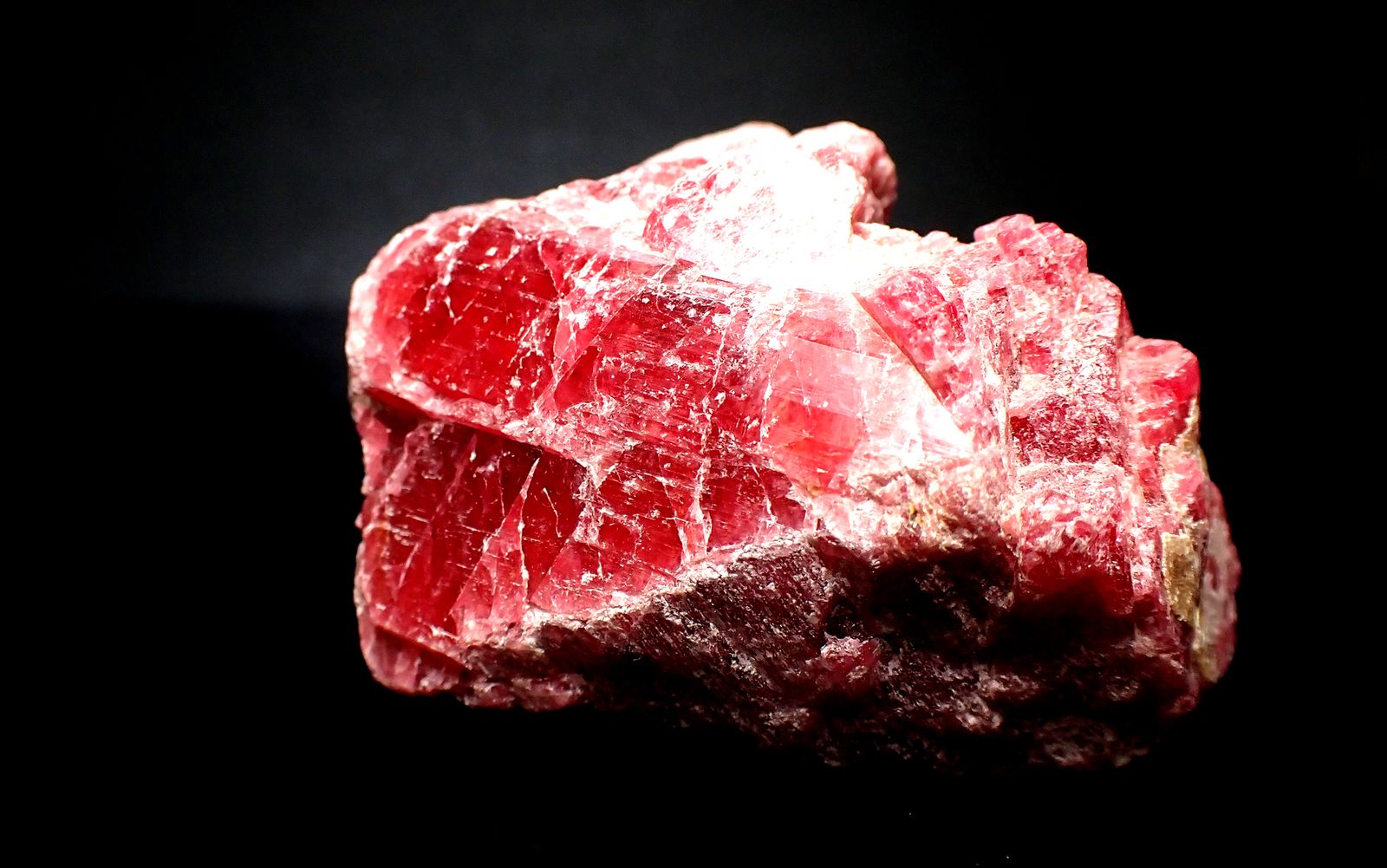 バラ色の宝石ロードナイトの魅力を徹底解説！鉱物的特徴から歴史まで