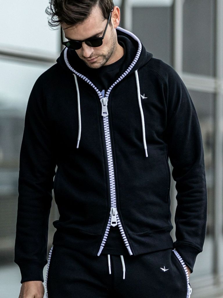 1PIU1UGUALE3 RELAX - ビックファスナーバック刺繍ロゴパーカー