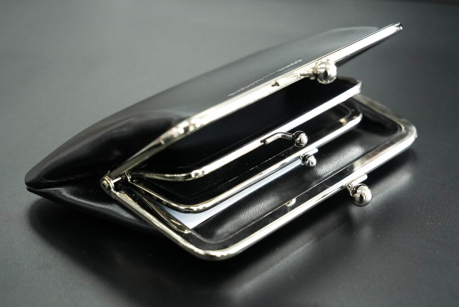 Wallet COMME des GARCONS KISS CLASPシリーズ☆12月21日(土)発売！ | MARK