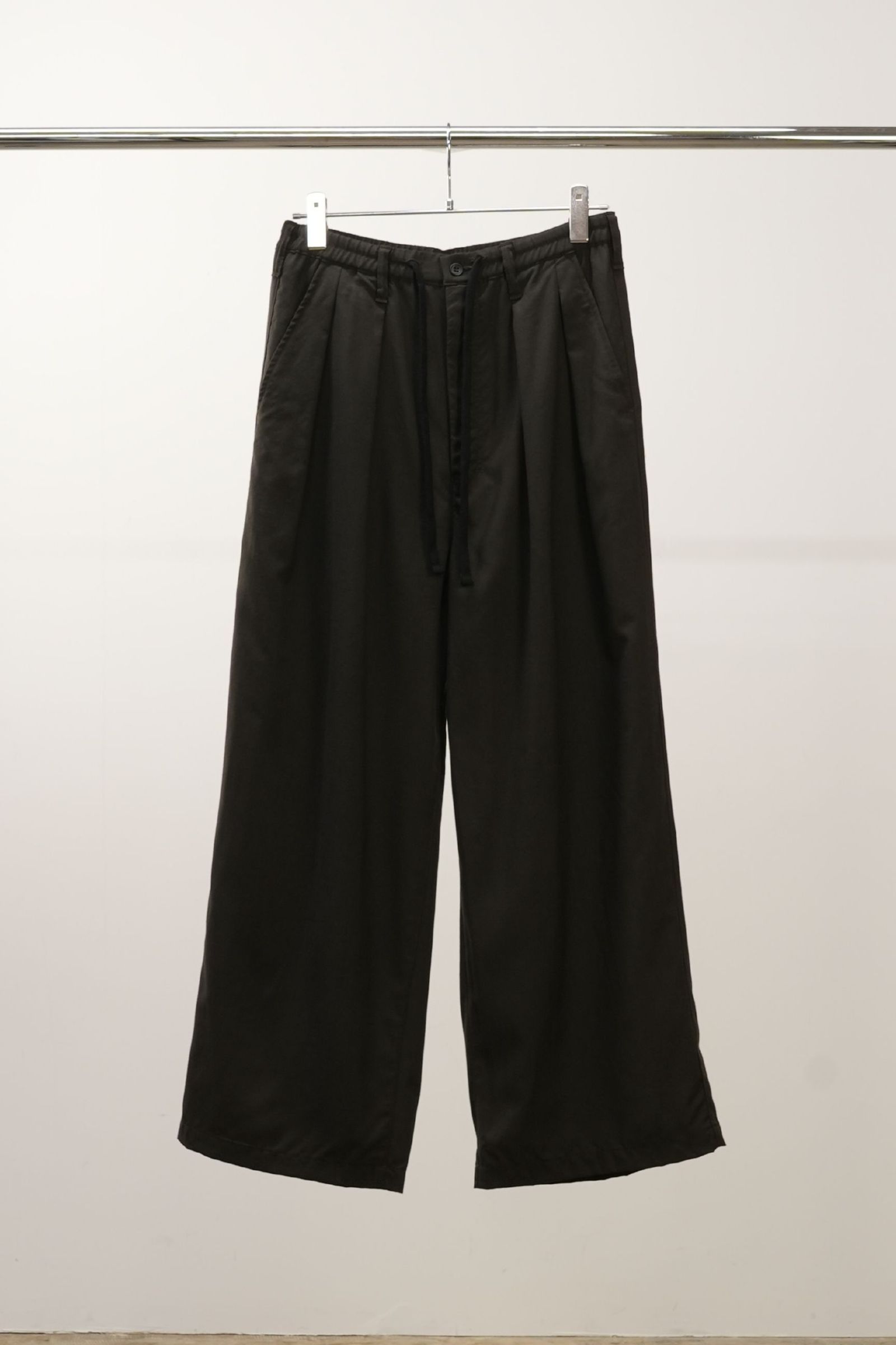 ANCELLM - WOOL CALMSSKIN TUCK EASY SLACKS | OLIVE | スラックス