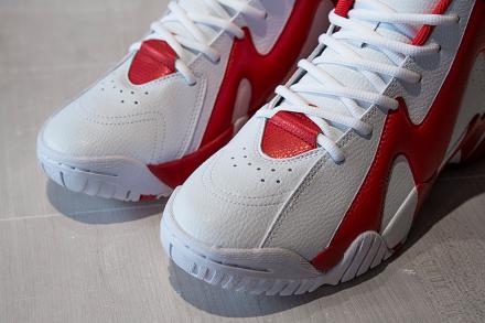 6月25日発売予定】 スニーカーズンスタッフ × リーボック カミカゼ 2