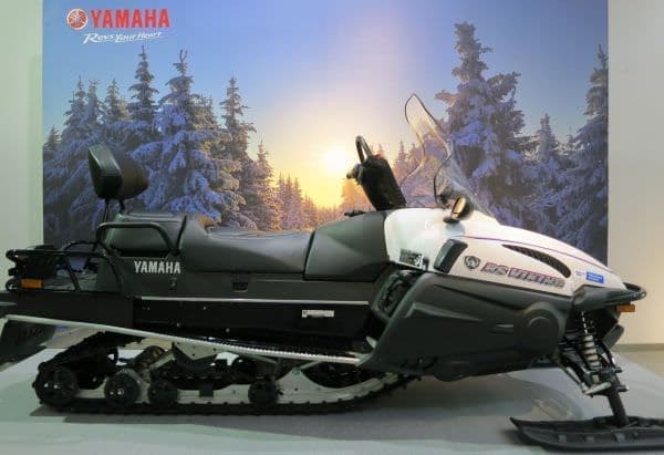 ロシア国旗カラー！ソチ五輪の公式スノーモビルがヤマハ発の展示施設で