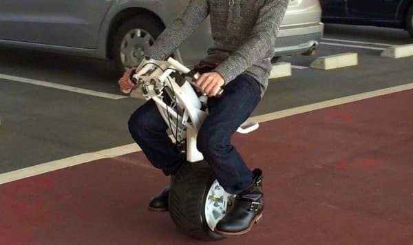 一輪なのに倒れない！ ― セグウェイみたいな電動バイク「ONEWHEEL