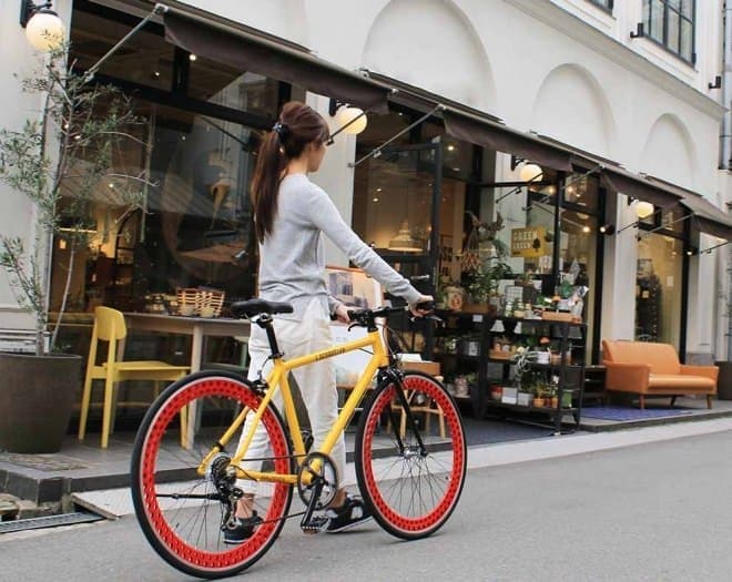 穴空きリムの自転車で街を走ろう ― 700Cアルミクロスバイク