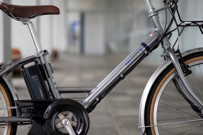 街乗り～通勤向けの電動アシスト自転車 ヤマハ「PAS CITY-V」－男性が