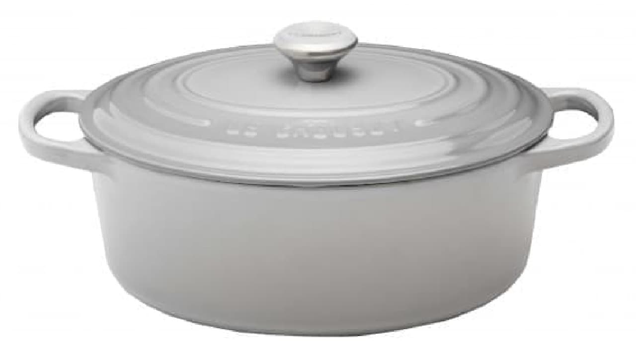 料理男子にも似合うクールなル・クルーゼ--新色「ミストグレー」登場