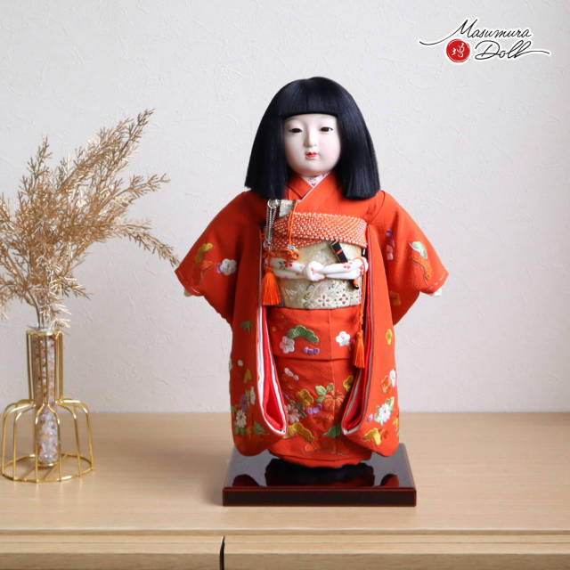 元賀章介作 10号(尺二) 手刺繍 松竹梅に菊 赤 市松人形 越前塗台 増村