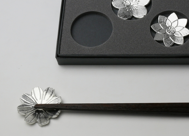錫製の花びら箸置 「花ばな」 -能作