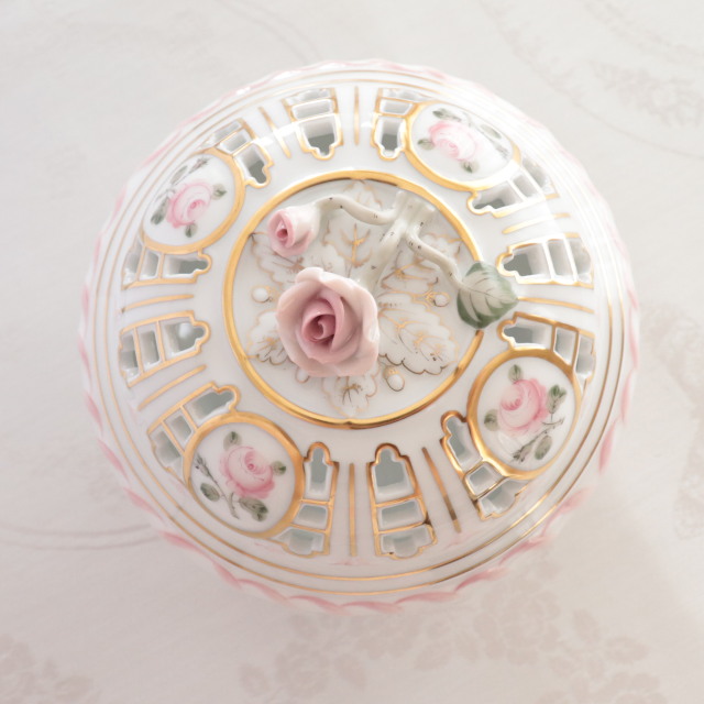 ☆再入荷☆ウィーンの薔薇 淡いゴールドシリーズ ポマンダー（S）