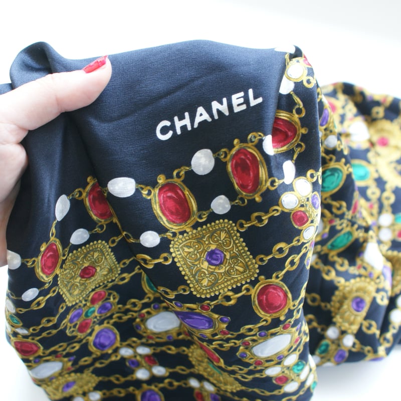 CHANEL シャネル グリポワガラスジュエリー柄 シルクスカーフ