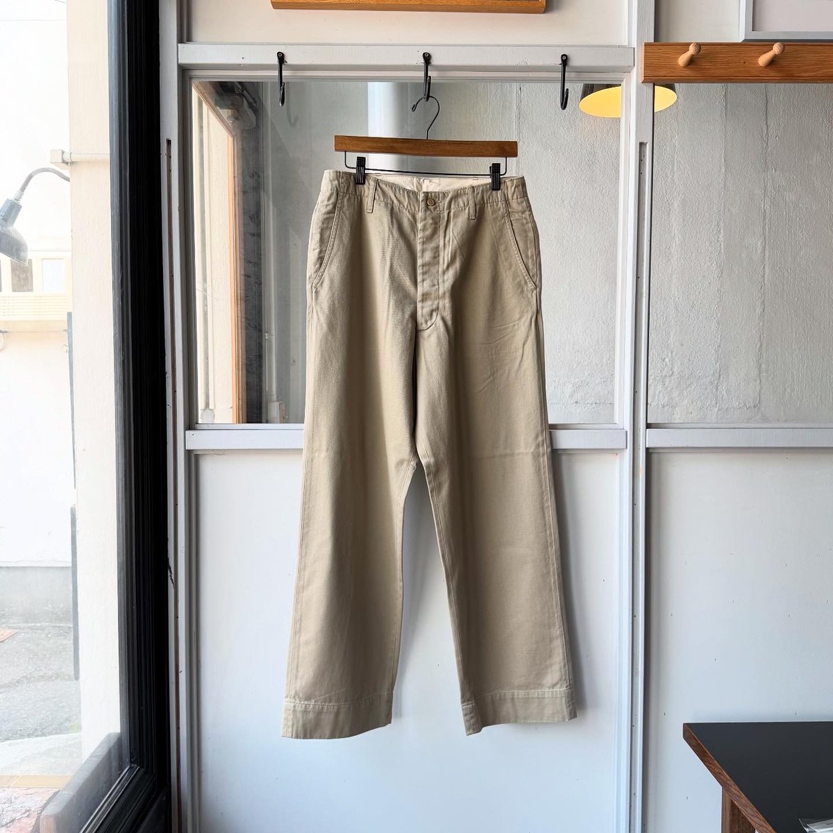 COMOLI KHAKI チノパンツ | Less Higashikawa