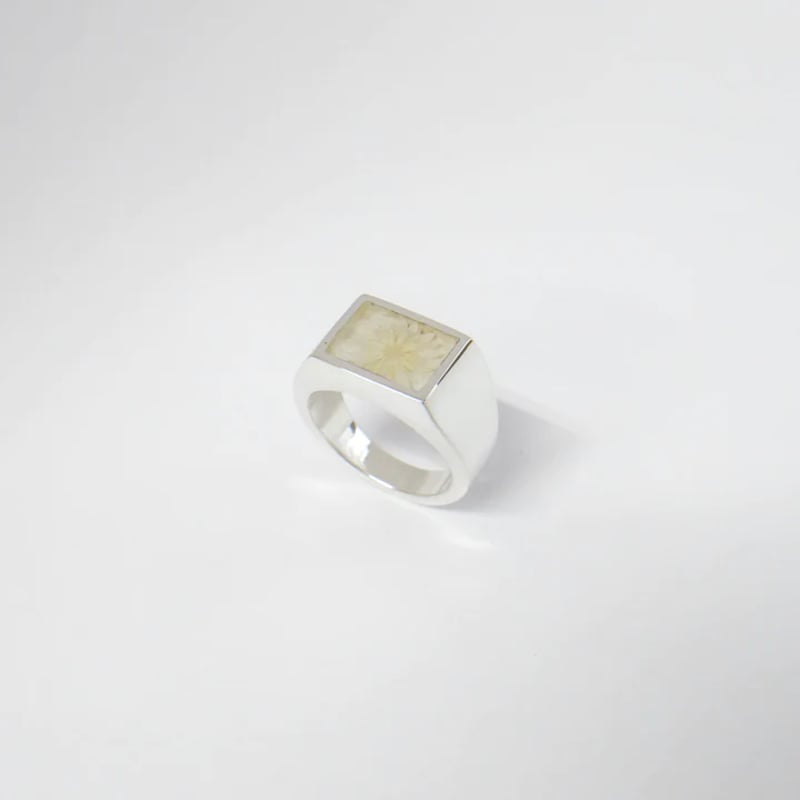 XOLO JEWELRY Signet Ring with White Flower | MA