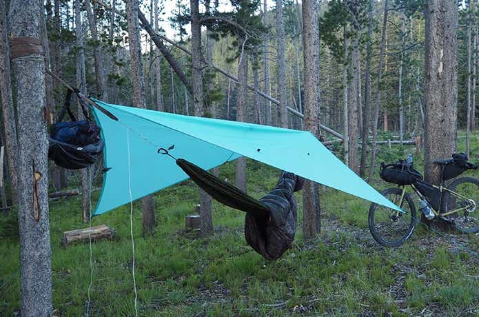 ハイカーの知恵がつまった絶妙サイズ。TRAIL BUM CTタープ | CAMP HACK