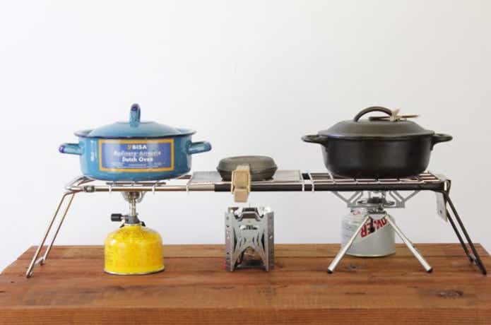 シングルバーナーがコンロに変身！？このスタンド、便利すぎる | CAMP