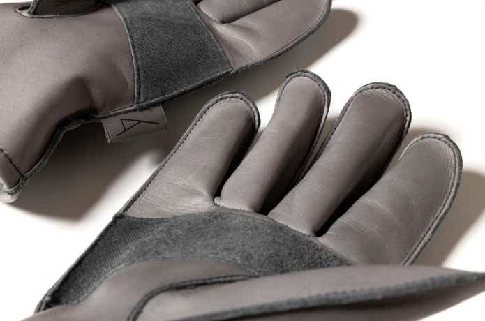 従来比5倍の難燃性！koti×グリップスワニーの街でもキマる焚き火ウエア