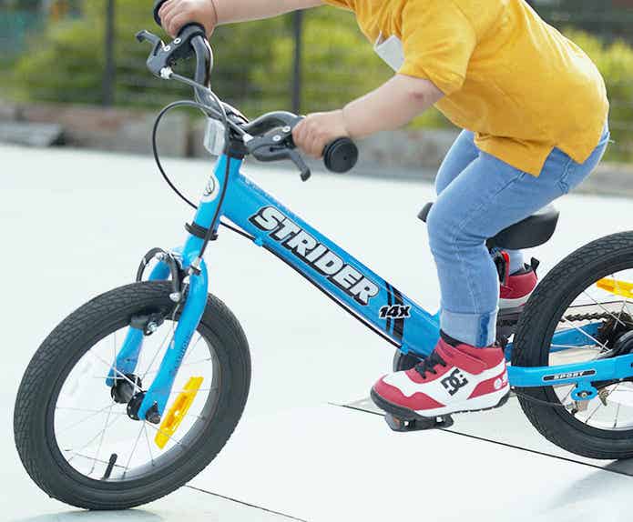 ストライダーにペダルは後付けできる？ペダル付きモデルの「14X」もご