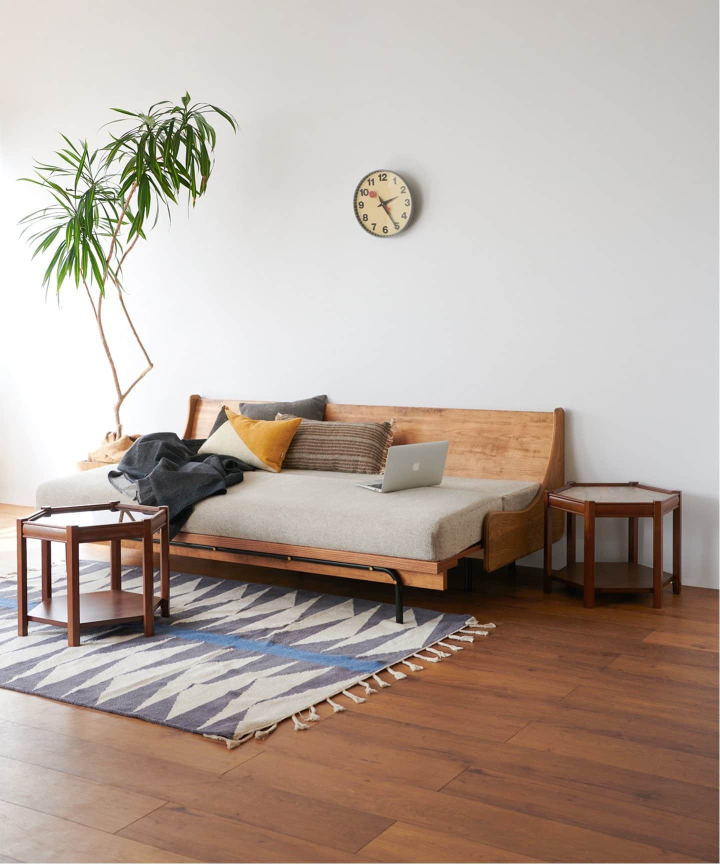 BROOKS HEXAGON TABLE ブラックガラス ブルックスヘキサゴン（テーブル