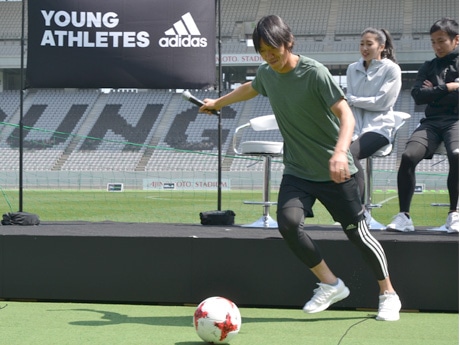 キックを披露する中村俊輔選手 - 調布経済新聞