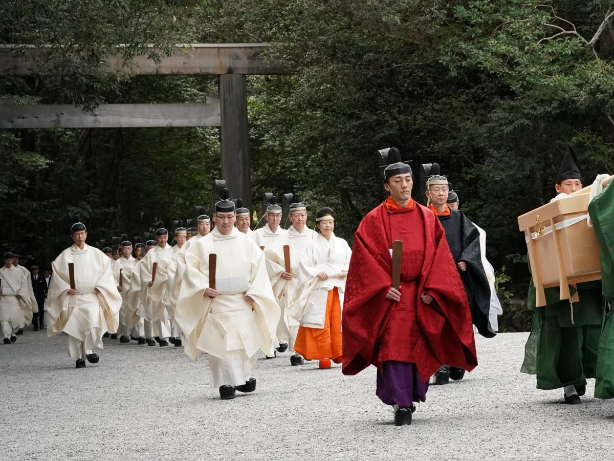 宇治橋の北側2本目の柱にお札を納め、擬宝珠をかぶせると正式に宇治橋