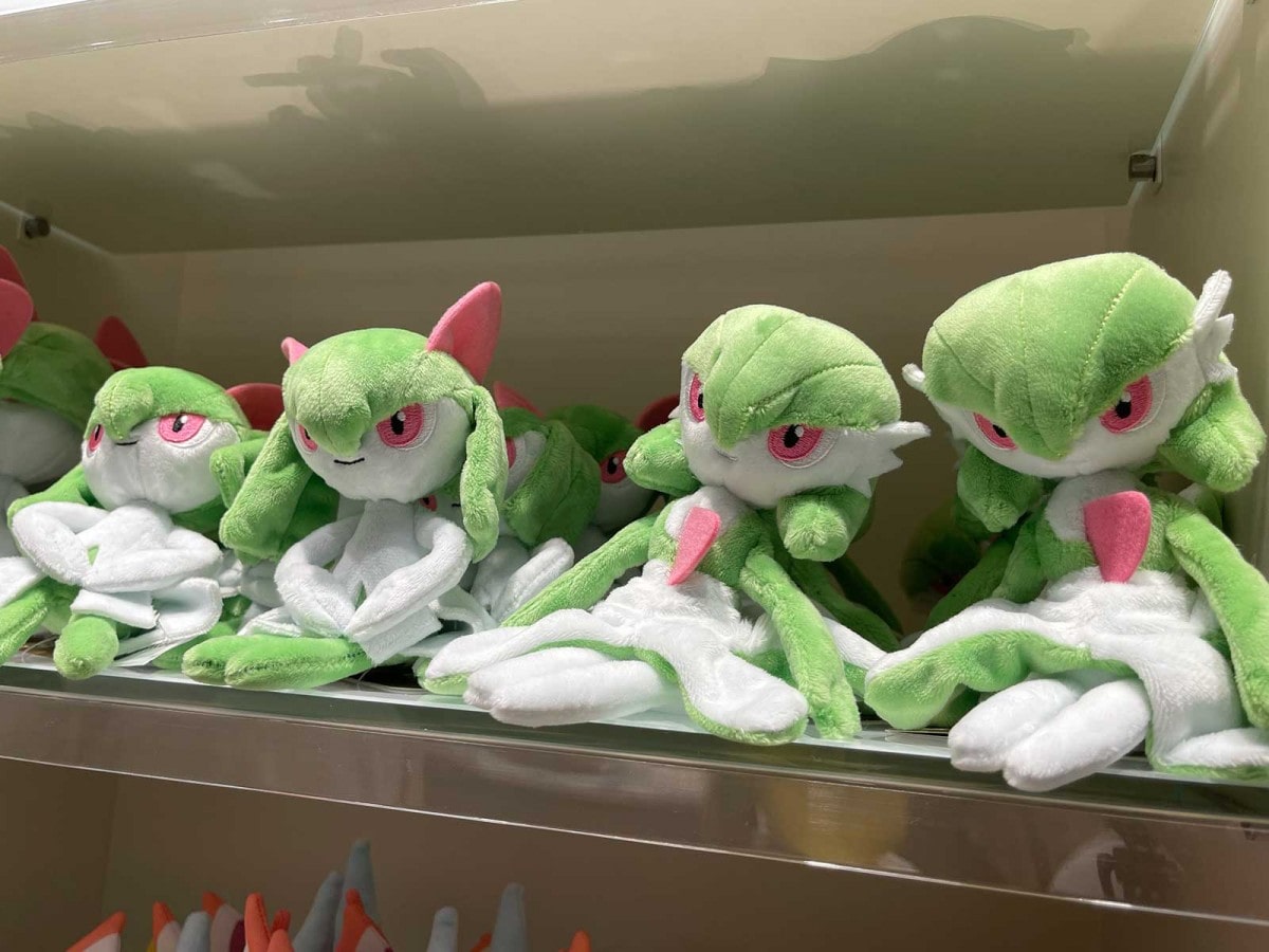 SNSで人気が出ている「サーナイト」(右)や「キルリア」のポケモン