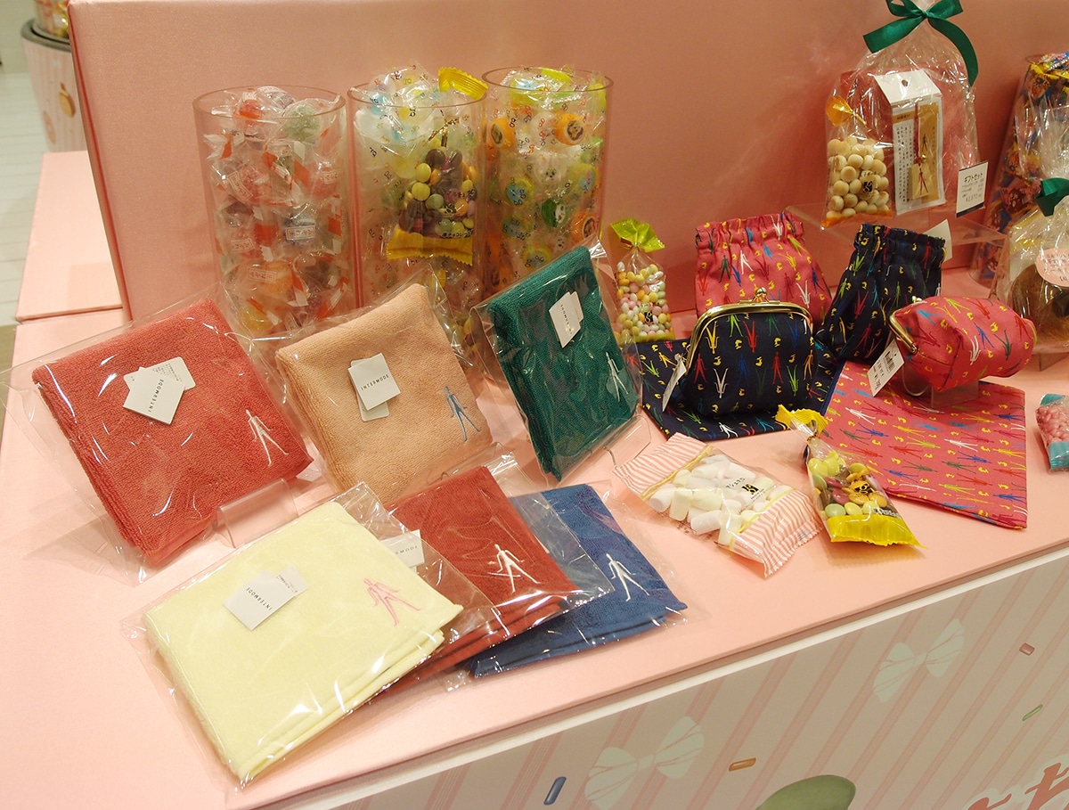 ナナちゃんの刺しゅう入りハンカチや、ナナちゃん柄の巾着など - 名駅