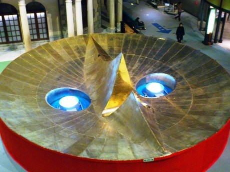 太陽の塔「黄金の顔」東京初公開－江戸東京博物館でスカイツリー完成