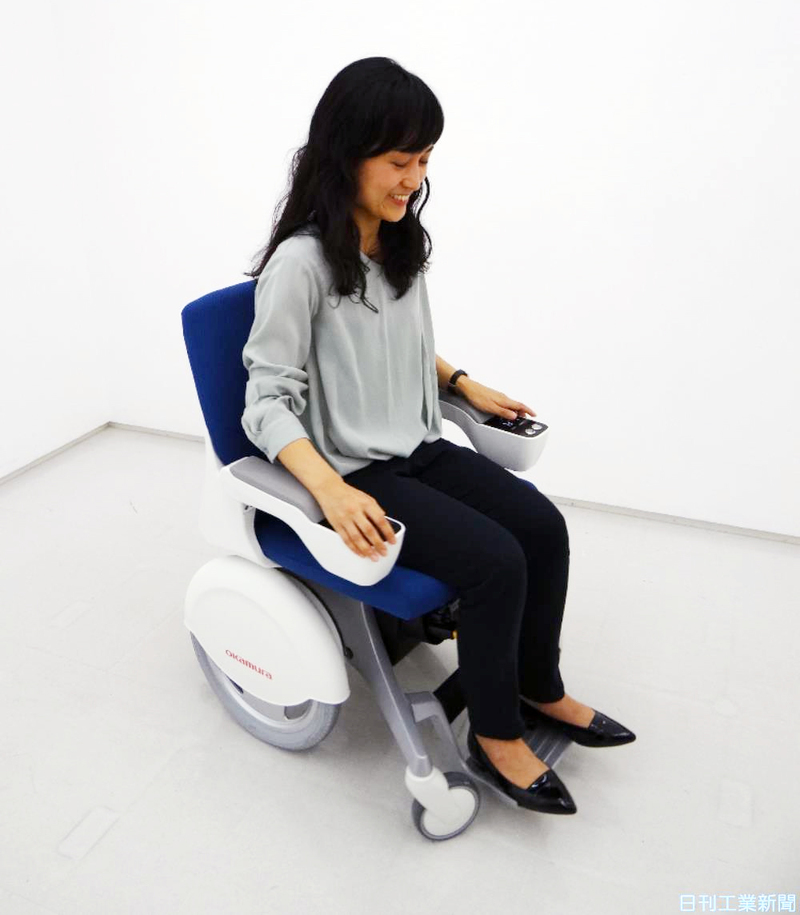 コンパクト設計の電動オフィスチェアで障がい者の利便性を高める
