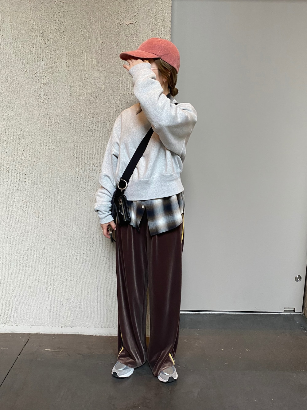 6(ROKU)＞ベロア3ライン パンツを使った人気ファッション