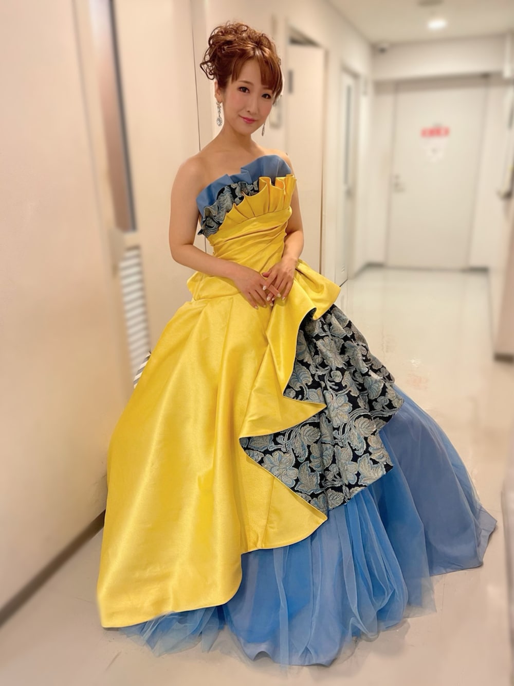 辰巳真理恵｜黄色と青のドレス💛💙のドレスを使ったコーディネート - WEAR