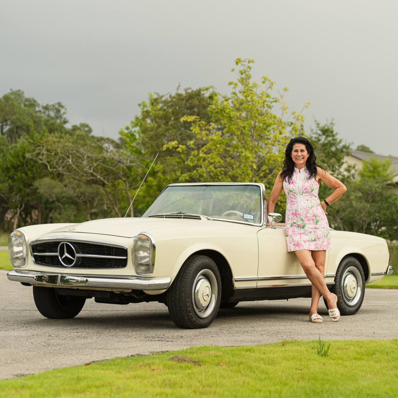 道行く人の注目を集めるコンバーチブル - WSJ