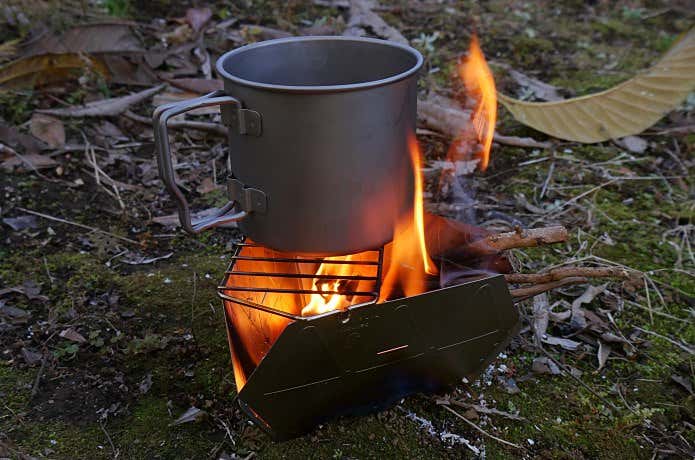 もう他はいらない。」わずか50gで3役こなす“極小ストーブ”に、山