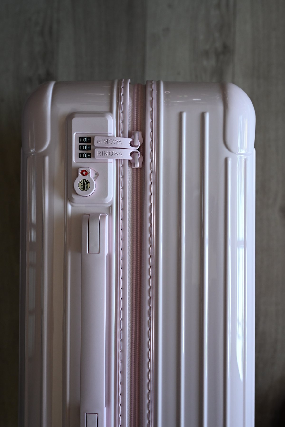 機内持ち込み可能！ 【リモワ】のスーツケースの限定色、バレリーナ