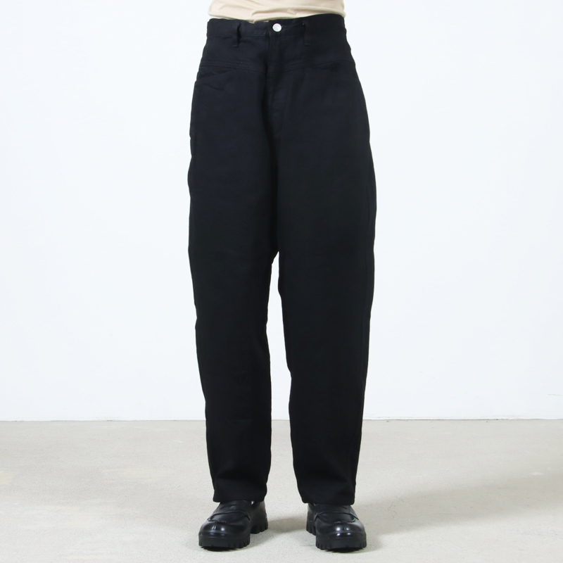 COMOLI (コモリ) ブラックデニム テーパードパンツ