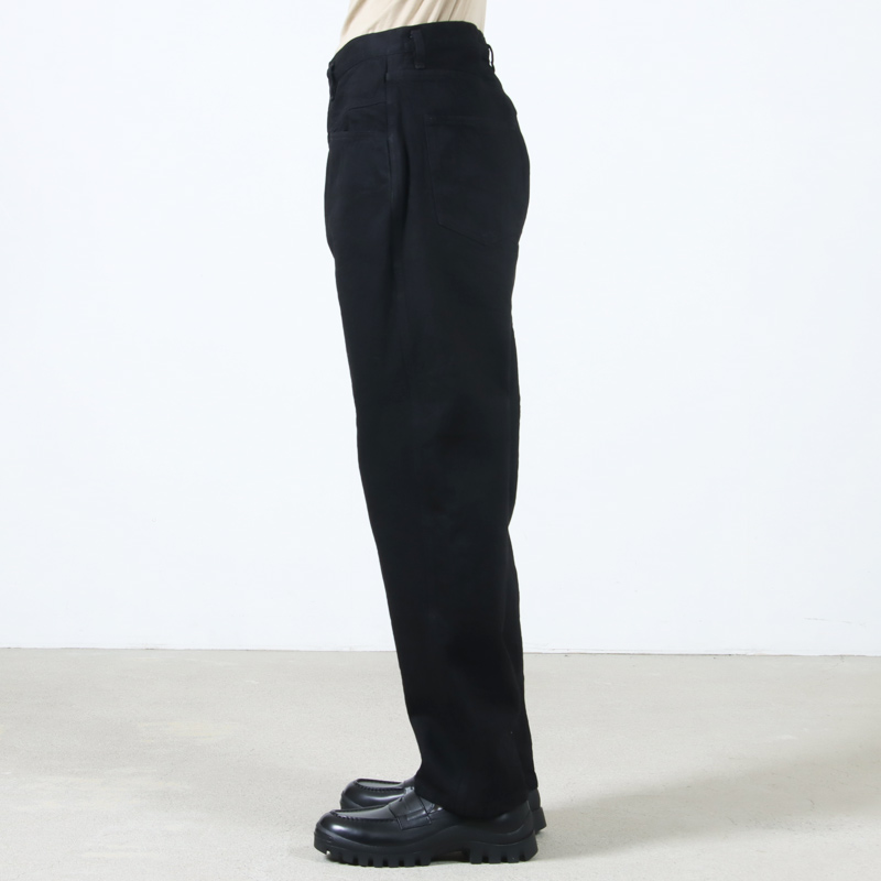 COMOLI (コモリ) ブラックデニム テーパードパンツ