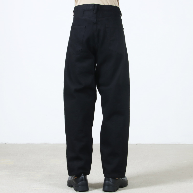 COMOLI (コモリ) ブラックデニム テーパードパンツ