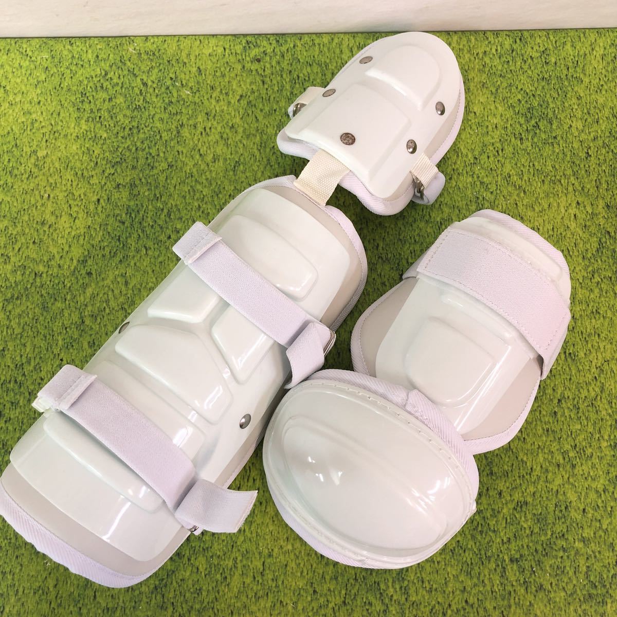 白スパイクと白の三段エルボーとフットガード 白スパイクと白の