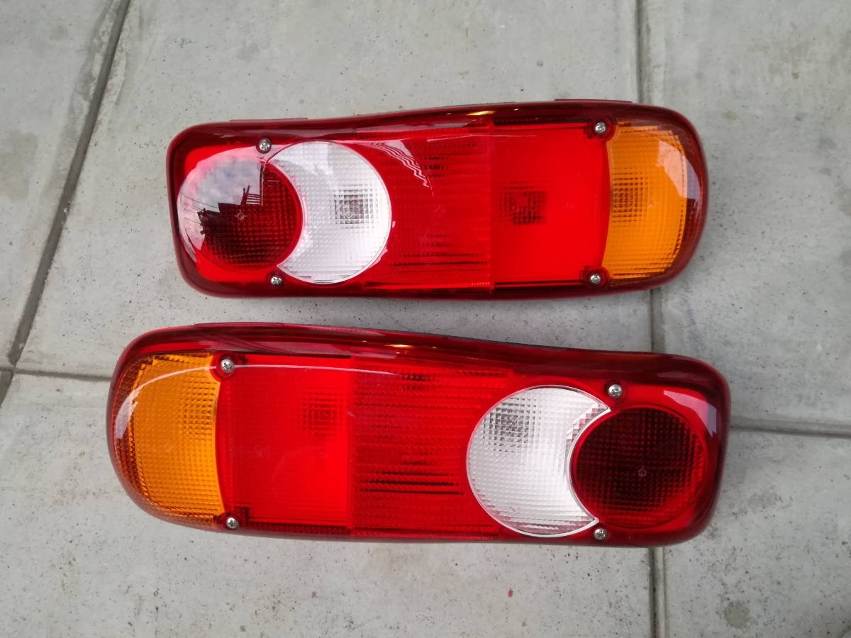 UDトラック（クオン）純正テールランプ左右 8個のセット 汎用 LED