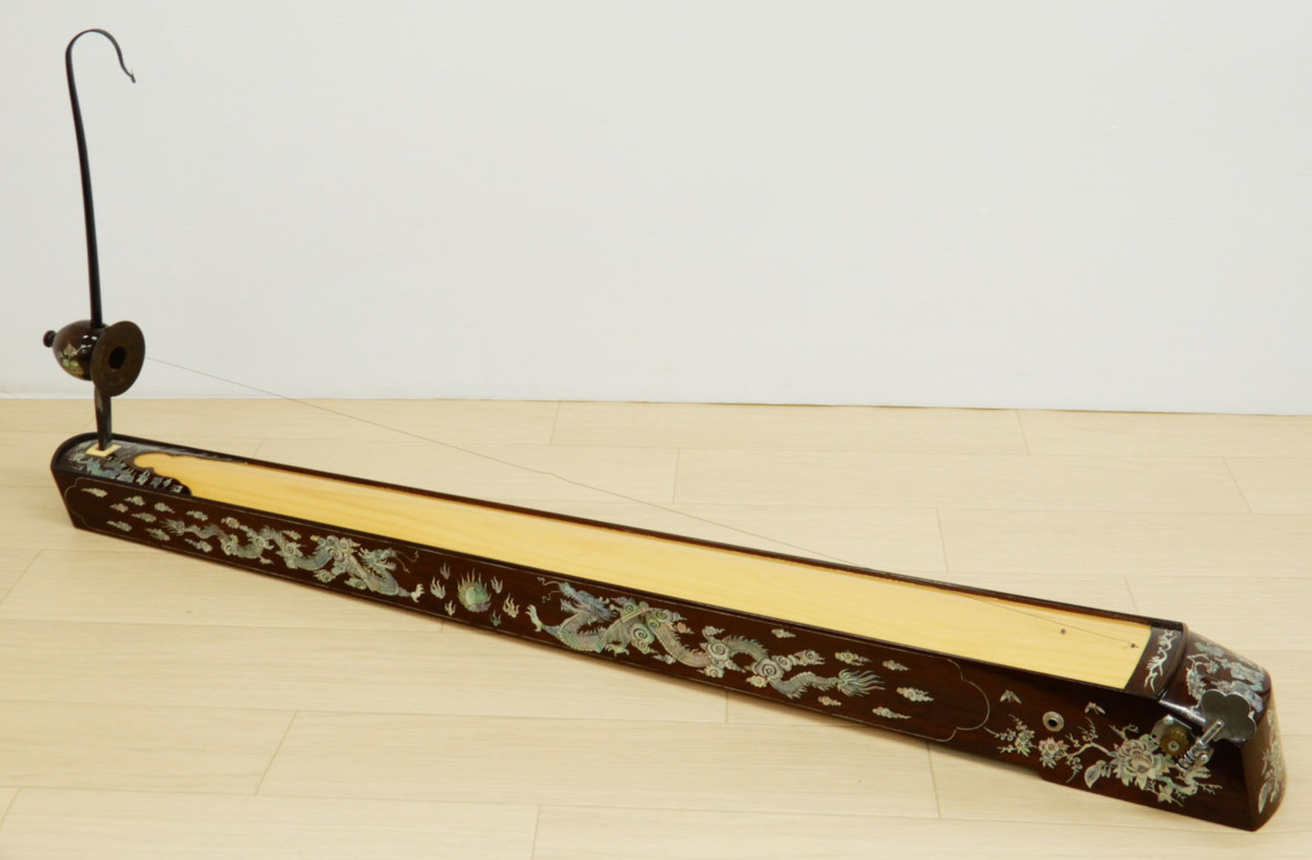 ベトナム民族楽器 螺鈿装飾 山水人物文 ダンバウ 撥弦楽器 M R8440H