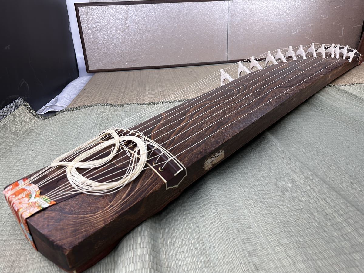 13弦お琴 並甲 すだれ掘り 縁取り葉 舌に蒔絵の中級品 琴柱他一式付き