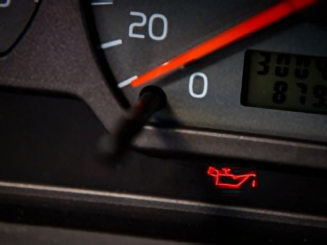 エンジンオイルランプ（警告灯）が点灯した時の対処方法 | 中古車なら