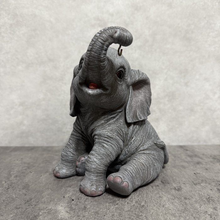 象の置物 ソーラーランプを鼻で持ち上げる赤ちゃんゾウ 高さ15.3cm